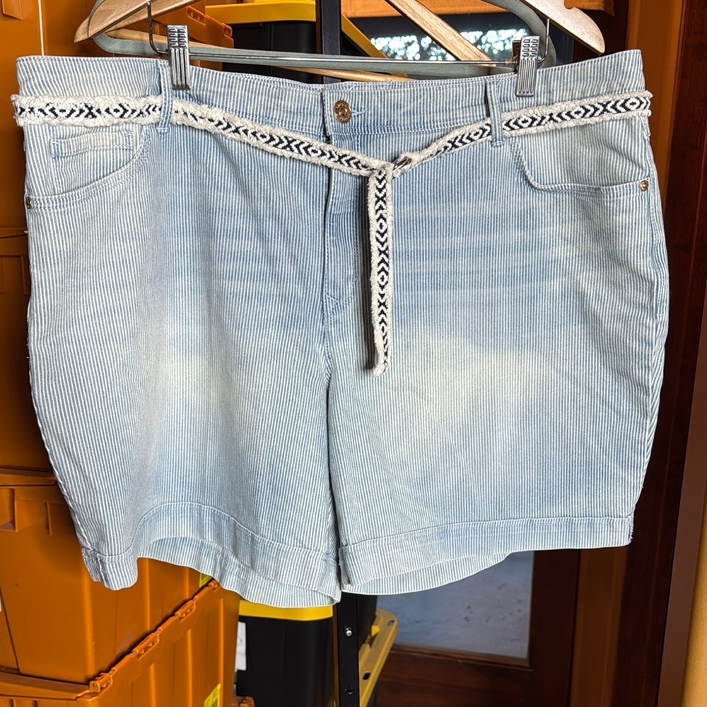 NWT Gloria Vanderbilt Sunwashed Light Blue Stripe Denim Shorts w/ Belt Size 20W